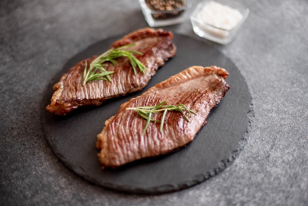 Bistec Picanha a la parrilla sobre fondo de piedra con especias