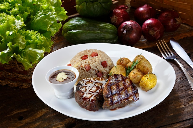 Bistec a la plancha con patatas y arroz