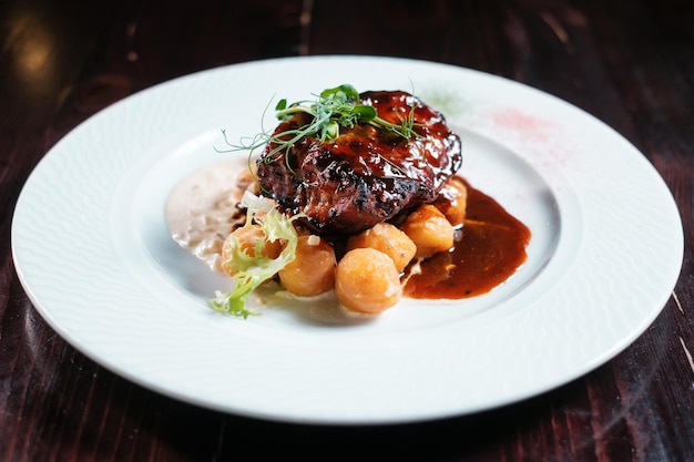 Bistec a la plancha con patatas y salsa