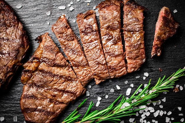 Foto bistec a la plancha con ramita de romero