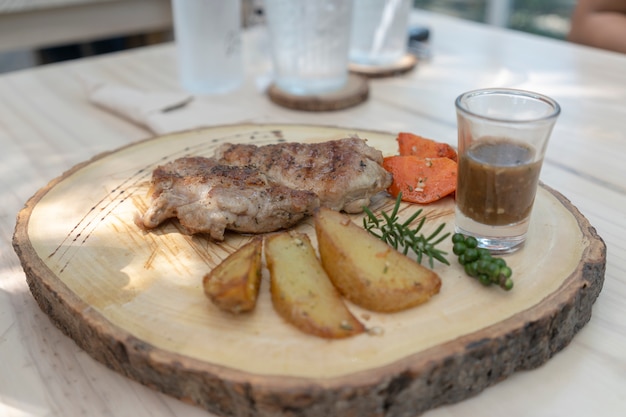 Bistec en un plato de madera