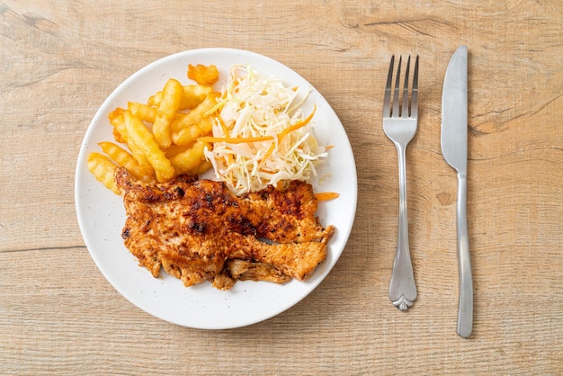 bistec de pollo asado picante a la parrilla con papas fritas