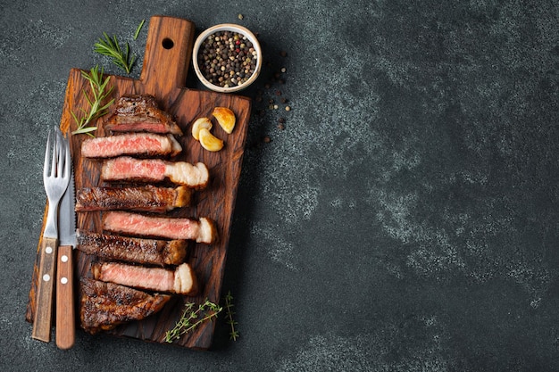 bistec rebanado Striploin a la parrilla con sal de ajo pimienta y tomillo