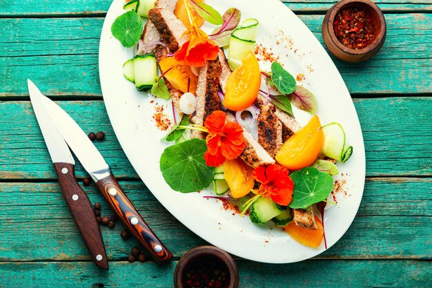 Bistec en rodajas con ensalada de carne de verduras