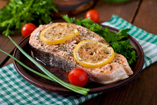 bistec de salmón al horno con hierbas limón y ensalada