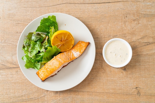 bistec de salmón frito casero con limón y vegetales - estilo de comida saludable