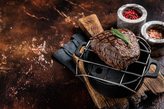 Bistec de solomillo asado con especias a la parrilla Fondo oscuro Vista superior Espacio de copia