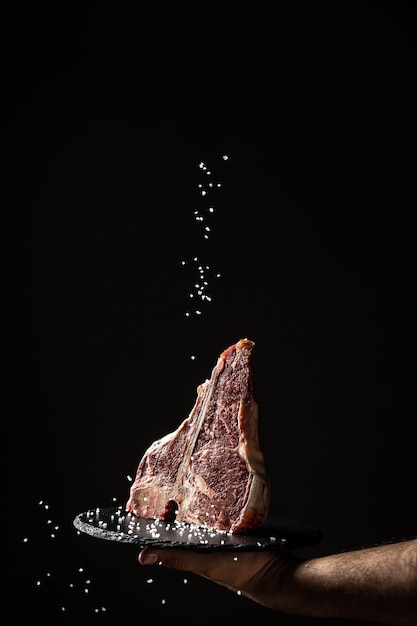 El bistec Tbone o porterhouse de res cortado del bistec de lomo corto incluye hueso en forma de T con carne a cada lado Los bistecs porterhouse se cortan del extremo trasero del lomo corto