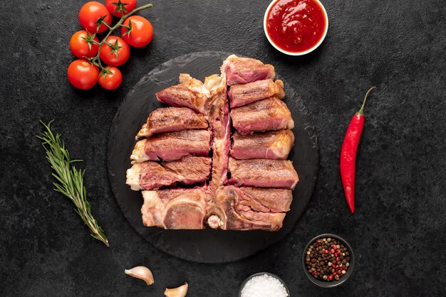 Bistec tbone a la plancha con especias sobre un fondo de piedra