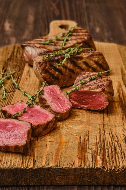 Bistec de ternera a la parrilla cortado en rodajas