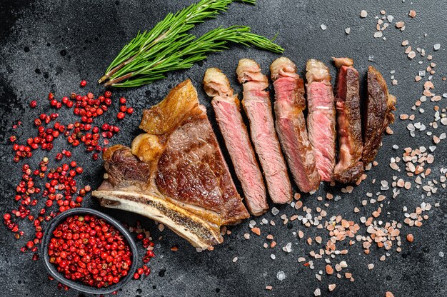 Bistec de ternera a la parrilla o chuletón con hierbas y especias