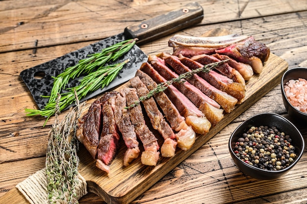 Bistec de ternera a la parrilla o chuletón con hierbas y especias