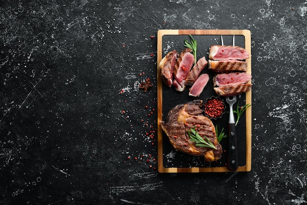 Bistec de ternera a la parrilla en el tenedor Vista superior Espacio libre para el texto