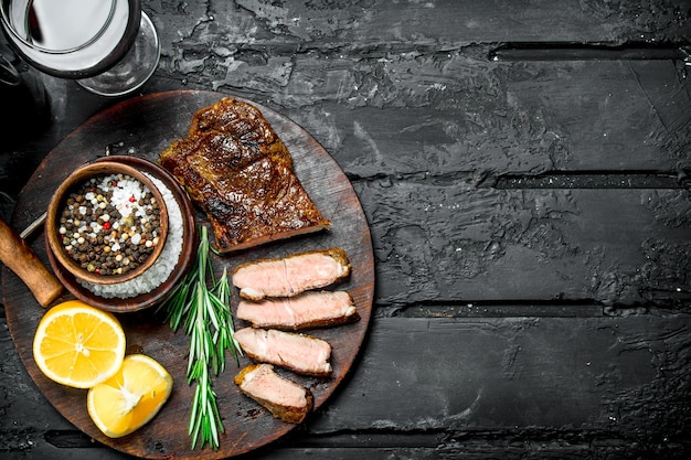 Bistec de ternera a la parrilla con vino tinto