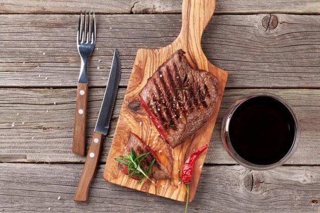 Bistec de ternera a la parrilla y vino