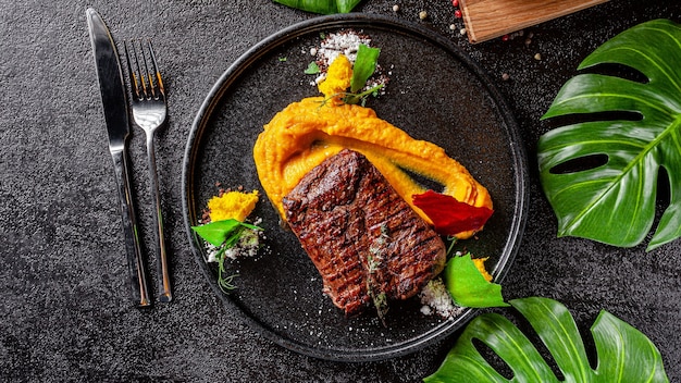 Foto bistec de ternera a la plancha con puré de calabaza