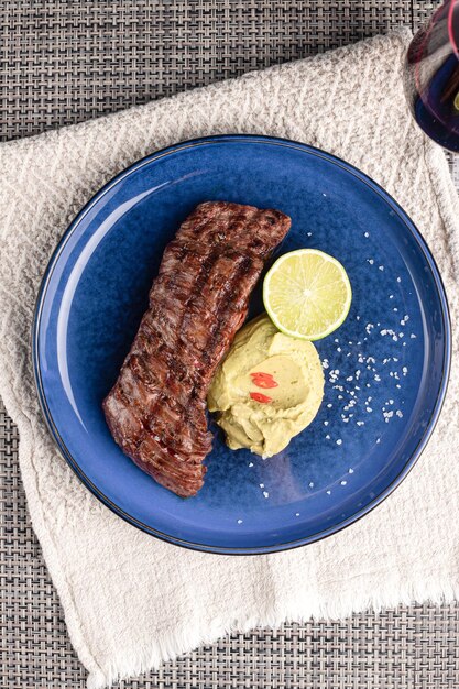 Bistec de ternera con plato de puré de apio Bistec de ternera con puré