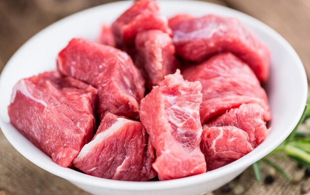 Bistec de ternera sobre fondo de madera