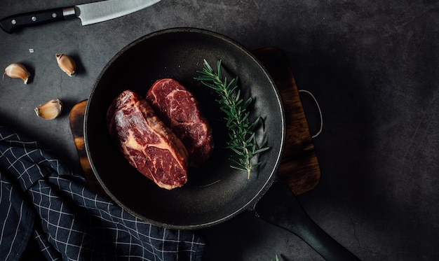 bistec de ternera sobre fondo de mesa negra