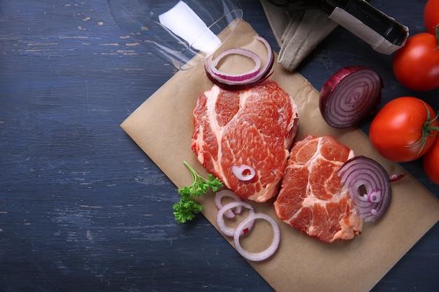 Bistec de ternera veteado y especias sobre fondo de madera