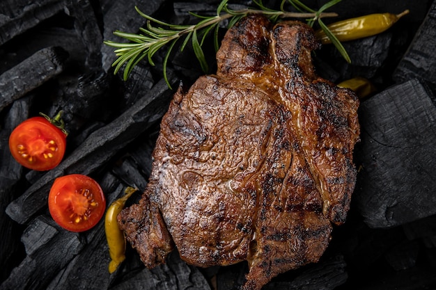 Un bistec con un tomate encima