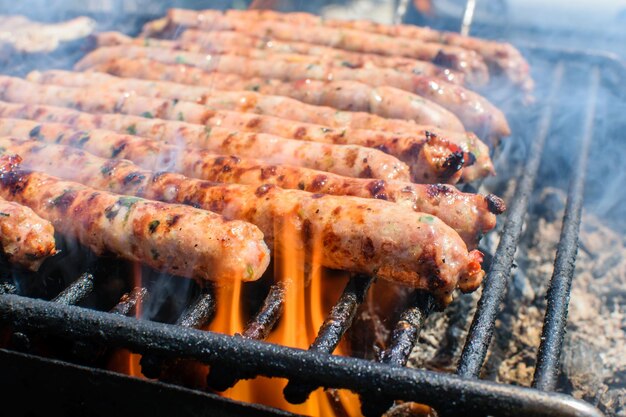 Bistecs y filetes y tocino cocinar en barbacoa para fumadores en la terraza