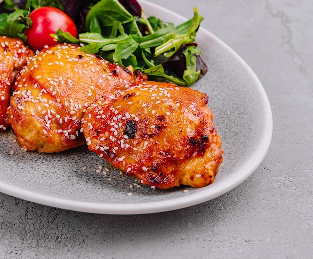 bistecs de pollo a la parrilla con ensalada de verduras en el plato