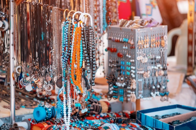 Foto bisutería y abalorios y pulseras en el mercado de pulgas están a la venta