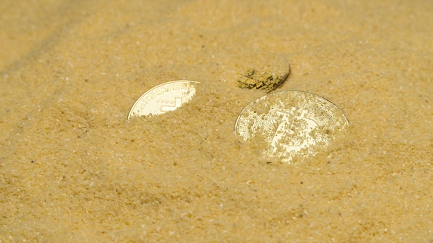 Bitcoin auf goldenem Sand