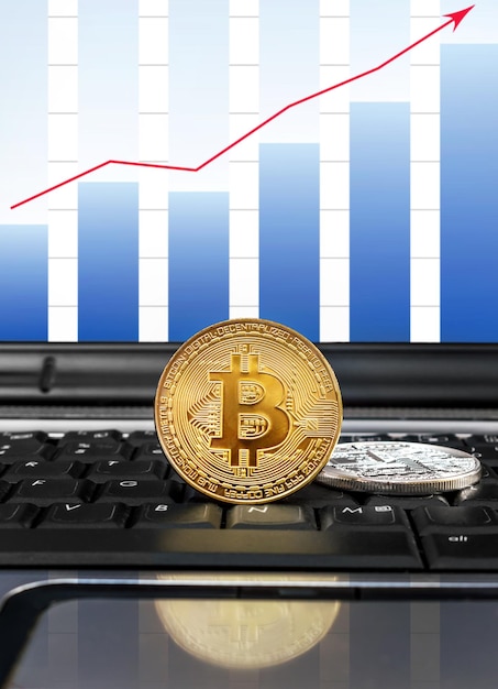 Bitcoin auf Laptop-Tastatur mit Grafik Geschäfts- und E-Commerce-Konzept