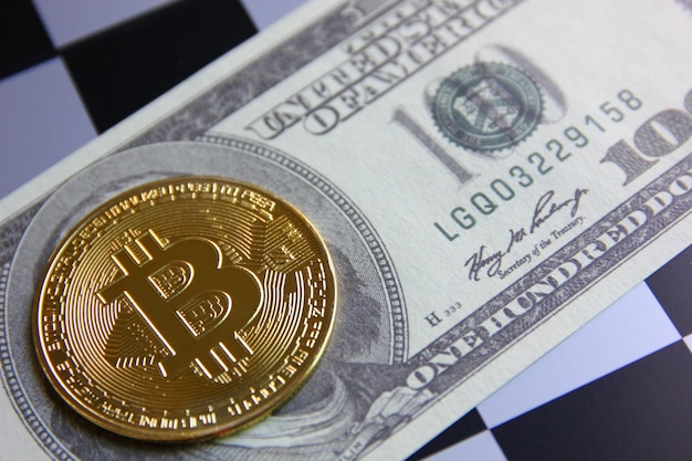 Bitcoin auf US-Dollar-Banknote mit Schachbrett