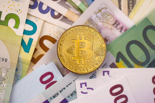 Bitcoin con billetes de dinero en euros y dólares de cerca Gran cantidad de dinero y monedas de bits en la mesa Concepto de negocio y criptomoneda