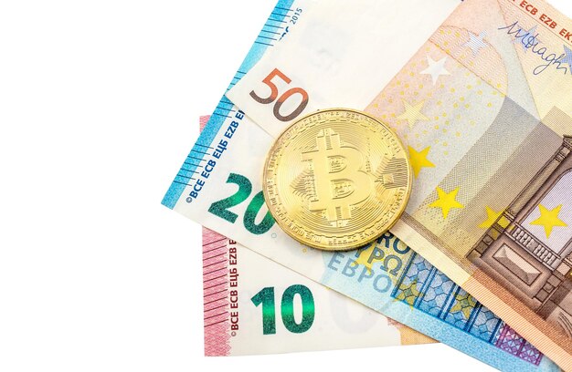 Bitcoin con billetes de euro sobre fondo blanco Concepto de negocio Vista superior