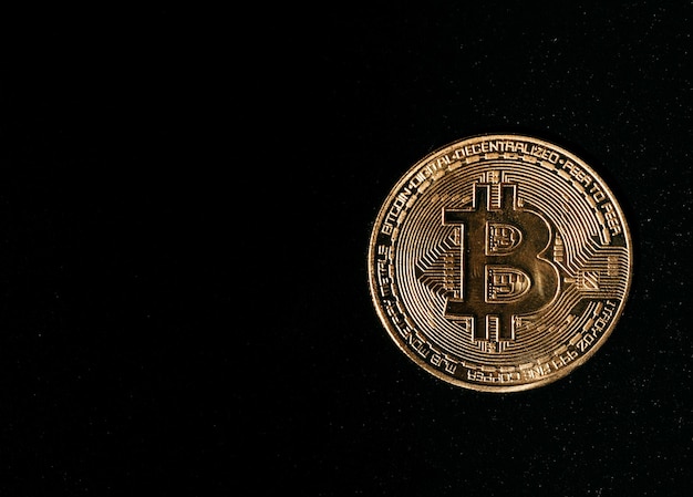 Bitcoin Bitcoin dorado aislado sobre fondo oscuro