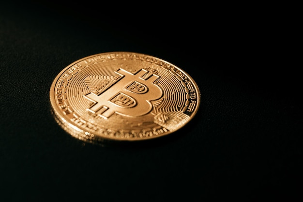 Bitcoin Bitcoin dourado isolado em fundo escuro
