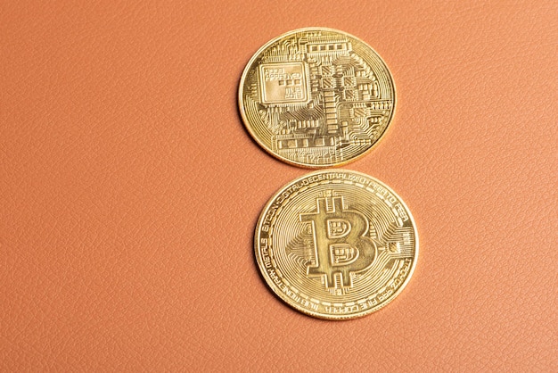 Bitcoin-Bitcoin-Münzen platziert auf einem selektiven Fokus aus braunem Leder