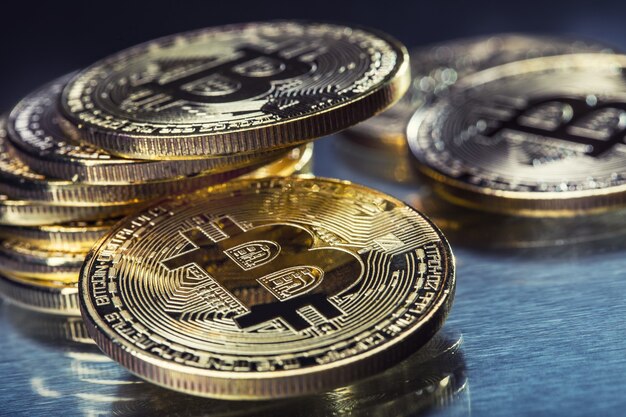 Bitcoin. Bitcoins de oro y plata: criptomoneda virtual.