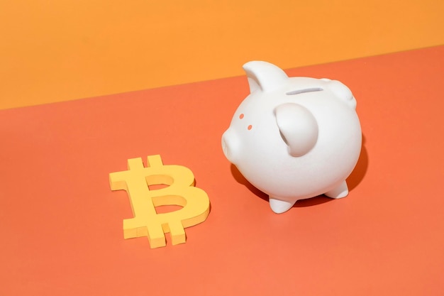 Bitcoin-Blockchain-Technologie oder Mining Money Vitrual Economy und Piggy Bank Minimales kreatives Konzept des Krypto-Business-Gewinns in Krisen- und Finanzrisikoinvestitionen