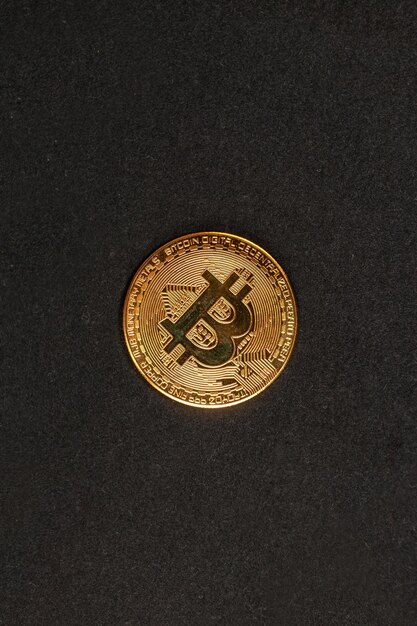 Bitcoin brillante sobre fondo negro