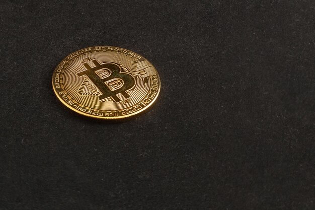 Bitcoin brillante sobre fondo negro