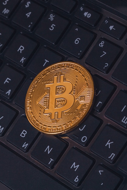 Bitcoin BTC-Goldmünzenabschluß oben auf einer Computertastatur