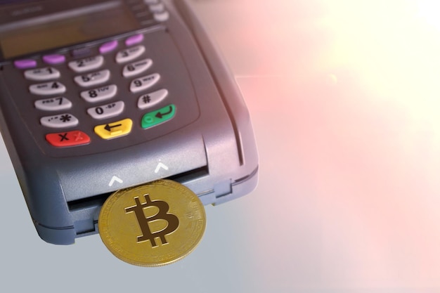 Bitcoin btc Kryptowährung als dezentrale Finanzzahlung auf Kreditkartenmaschine Konzept des kontaktlosen Bezahlens
