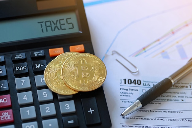 Bitcoin en una calculadora y formulario de declaración de impuestos sobre la renta individual 1040. impuesto para el comercio de criptomonedas. El concepto de tiempo para pagar impuestos.