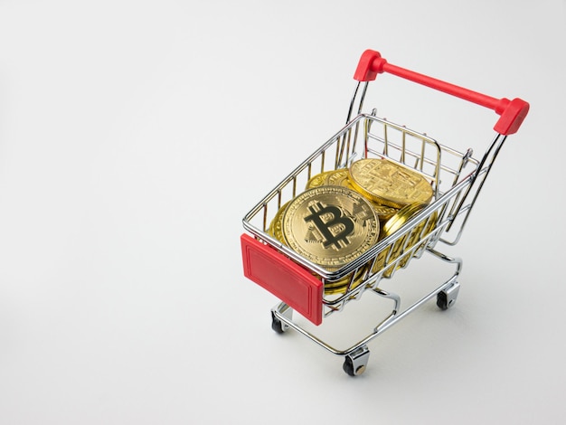 El bitcoin en el carrito de compras para el concepto de criptomoneda o tecnología