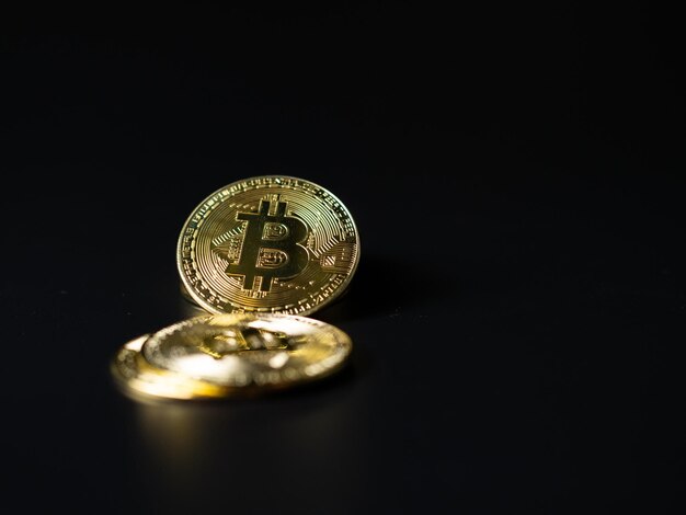 Bitcoin Coins como Cryptocurrency colocado em um fundo preto