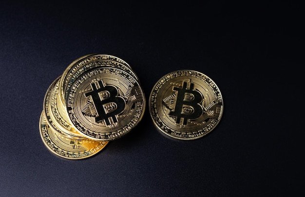 Bitcoin Coins como Cryptocurrency colocado em um fundo preto
