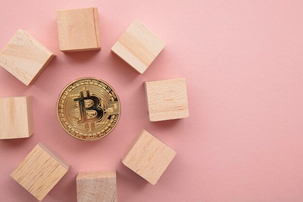 Bitcoin cryptocurrency coin tecnología blockchain concepto moneda con bloque de madera