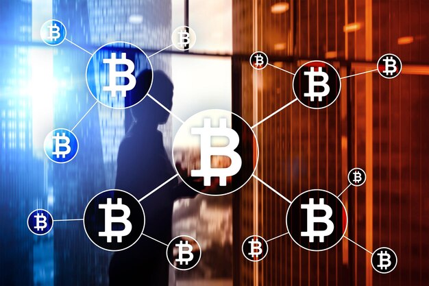 Bitcoin cryptocurrency y concepto de tecnología blockchain en el fondo de rascacielos borrosos