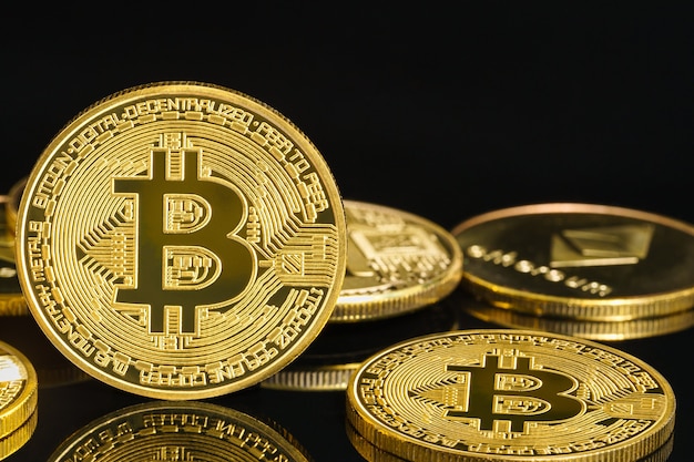 Bitcoin cryptocurrency digital bit coin BTC concepto de moneda, monedas de oro con símbolo de bitcoin sobre un fondo negro