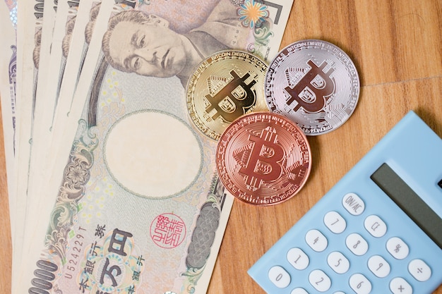 Bitcoin Cryptocurrency con Japan Yen money